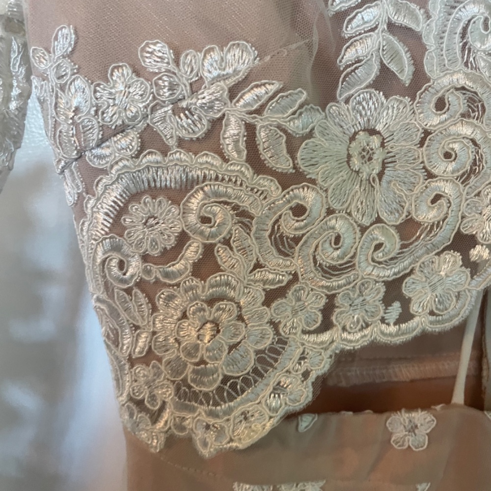 Lace romper - Picture 2 of 6